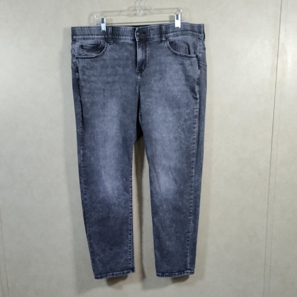 09165 Torrid distressed black Bombshell Straight jeans 22 - Picture 1 of 9